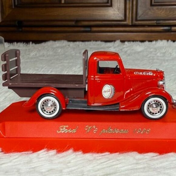 Vintage Coca-Cola Red Metal 1936 Ford V8 Plateau in Case Made in France - Picture 2 of 16